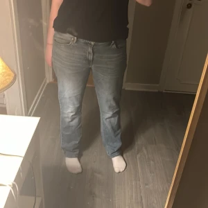 H&M jeans  - Blåa jeans från H&M, straight  fit i benen och mellan midjad