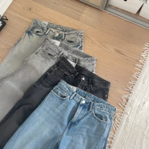 Hm jeanse - 4 st jeans från hm ganska bra skick men, de är i lite olika storlekar men alla sitter ganska lika dant på mig, jag är 180 och väger 67. Sitter baggy men inte överdrivet mycket. 150kr styck 250 för två 350 för tre och 400 för alla