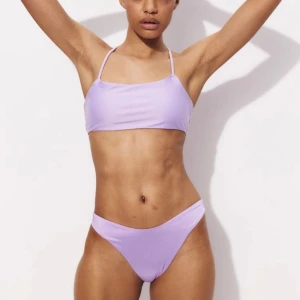 Oanvänd bikiniunderdel - Säljer en oanvänd (hygiensremsa kvar) lila bikiniunderdel eftersom den köptes i 2-pack (en lila och en grön) och jag bara ville behålla den ena färgen. 