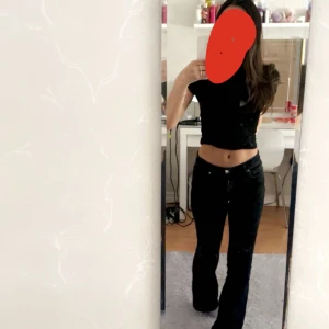 Utsvängda jeans - Jätte fina jeans från bikbok ny pris 600 säljer eftersom att de inte kommer till andvändning 