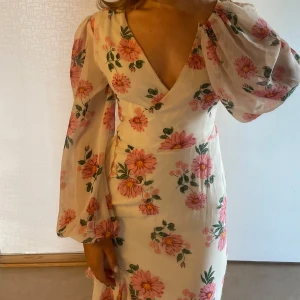 Volangklänning  - Volangklänning med blommor i storlek 34.