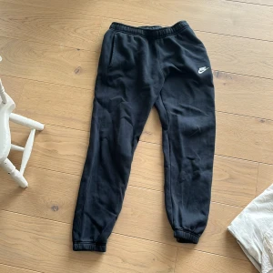 Nike mjukis byxor. - Storlek s. Jätte bra skick. Säljer dem då dom är för små.