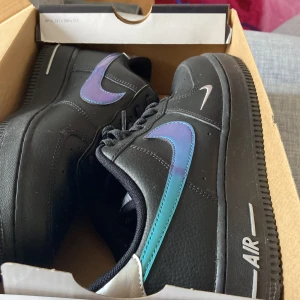 Air Force 1 blue lightning - Helt nya af1 blue lightning nypris ca 2600 box med följer. Kan gå ner i pris vid snabb affär