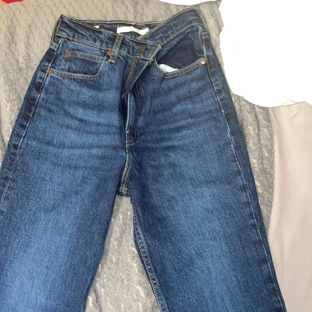 Mörkblå levis jeans 70 high slim straight( går ej att köpa på Levis hemsida längre i denna färgen)storlek 24 alltså ungefär xs/s. Aldrig använda och i perfekt skick. Pris kan diskuteras, skriv för fler bilder.. Jeans & Byxor.