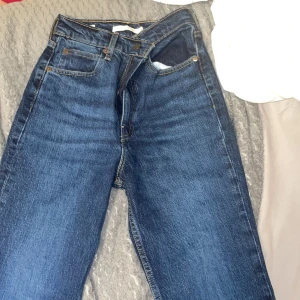 Levis jeans - Mörkblå levis jeans 70 high slim straight( går ej att köpa på Levis hemsida längre i denna färgen)storlek 24 alltså ungefär xs/s. Aldrig använda och i perfekt skick. Pris kan diskuteras, skriv för fler bilder.