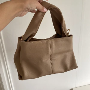 Väska  - Säljer denna fina väskan ifrån shein, aldrig använd 