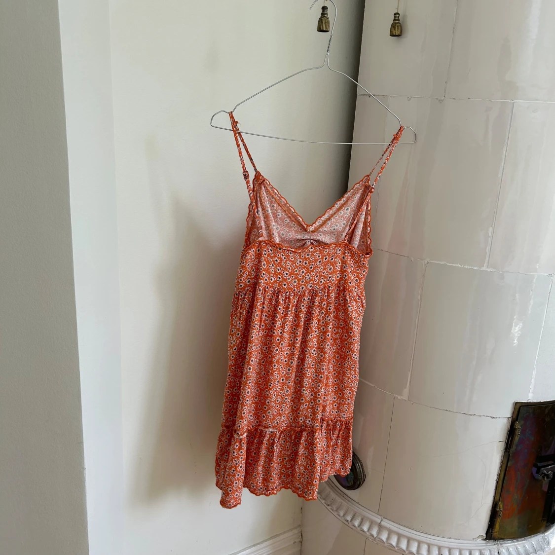 Orange blommig klänning - 90