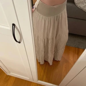 Lång kjol  - En fin lång kjol💗💗 helt ny, men skrynklig OBS! På bild 2 och 3 så är det ett skärp med. Om man ska köpa så säg till om du vill ha det eller inte. Nypris: 349kr