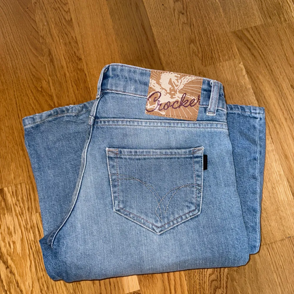 Säljer dessa jätte snygga crocker jeansen för att dom var tyvärr lite för små för mig. Jätte fint skick💗. Jeans & Byxor.