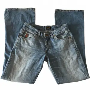 Snygga lågmidjade jeans från Crocker! Midjemått 76cm Innerbenslängd 80cm Grenhöjd 20cm