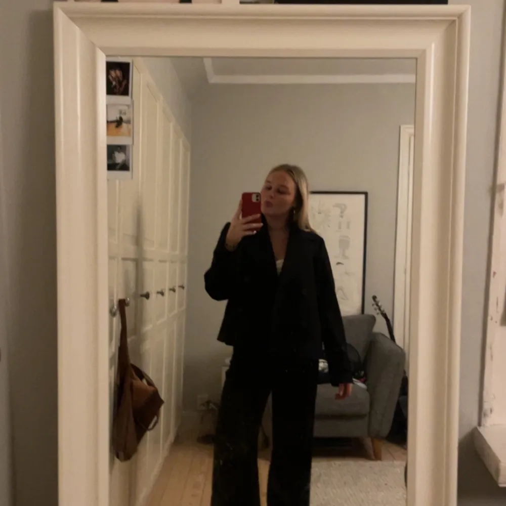 Svarta kostymbyxor från gina Tricot  I storlek 36 Lågmidjade/mellanhög midja. . Jeans & Byxor.