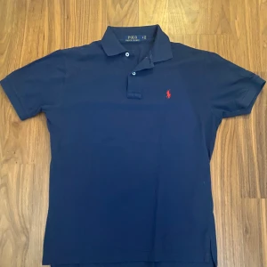 Polo piké  - Ordinarie pris 1200kr, mitt 450kr. Tröjan är i nyskick och inga defekter. Perfekt inför sommaren. För fler frågor kom pm!