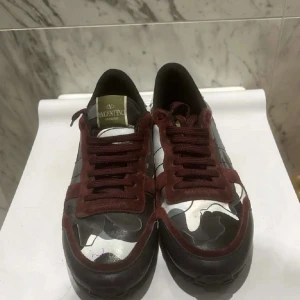 VALENTINO ROCKRUNNERS - Säljer mina sprillansnya Valentino Rockrunners. Inget og medkommer. Skick 10/10. Om du har några frågor är det bara att säga till!! Kan sänka priset vid snabb affär👌🏻