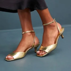 Guldiga klackskor - Hej, jag säljer nu mina helt oanvända guldiga klackskor då jag hitta ett par andra, tanken var att ha dessa på min bal till sommaren. Super fina och bekväma skor, med en låg stilren klack. Prislappen finns kvar på skorna.  Storlek 37, normal storlek