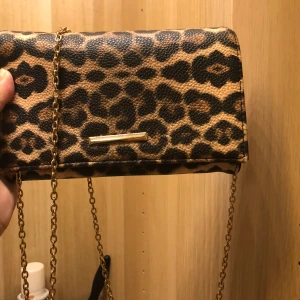 Väska - det här är en snygg väska men använder den tyvärr inte längre 💞