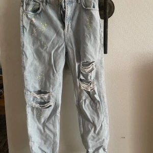 Jeans  - Säljer ett par fåtal använda jeans med lite ljusgröna fläckar på i storlek 36