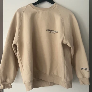 Essentials Fear Of God Sweatshirt - Endast använd ett par gånger men conditionen är som 10/10   Storlek S men dessa tröjor är oversized så den sitter även bra på folk som använder M