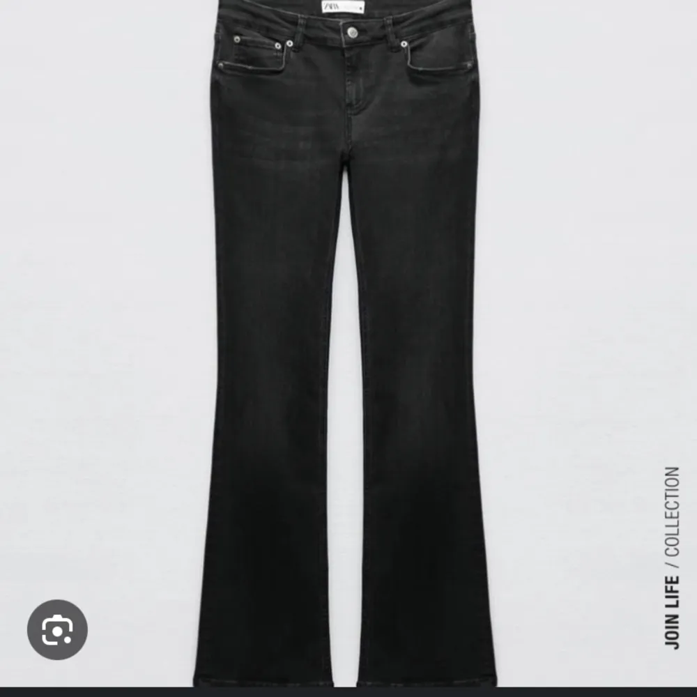 säljer mina sjukt snygga lågmidjade zara jeans som är eftertraktade, storlek 34 och inte mycket använda💗. Jeans & Byxor.