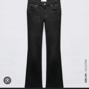 säljer mina sjukt snygga lågmidjade zara jeans som är eftertraktade, storlek 34 och inte mycket använda💗