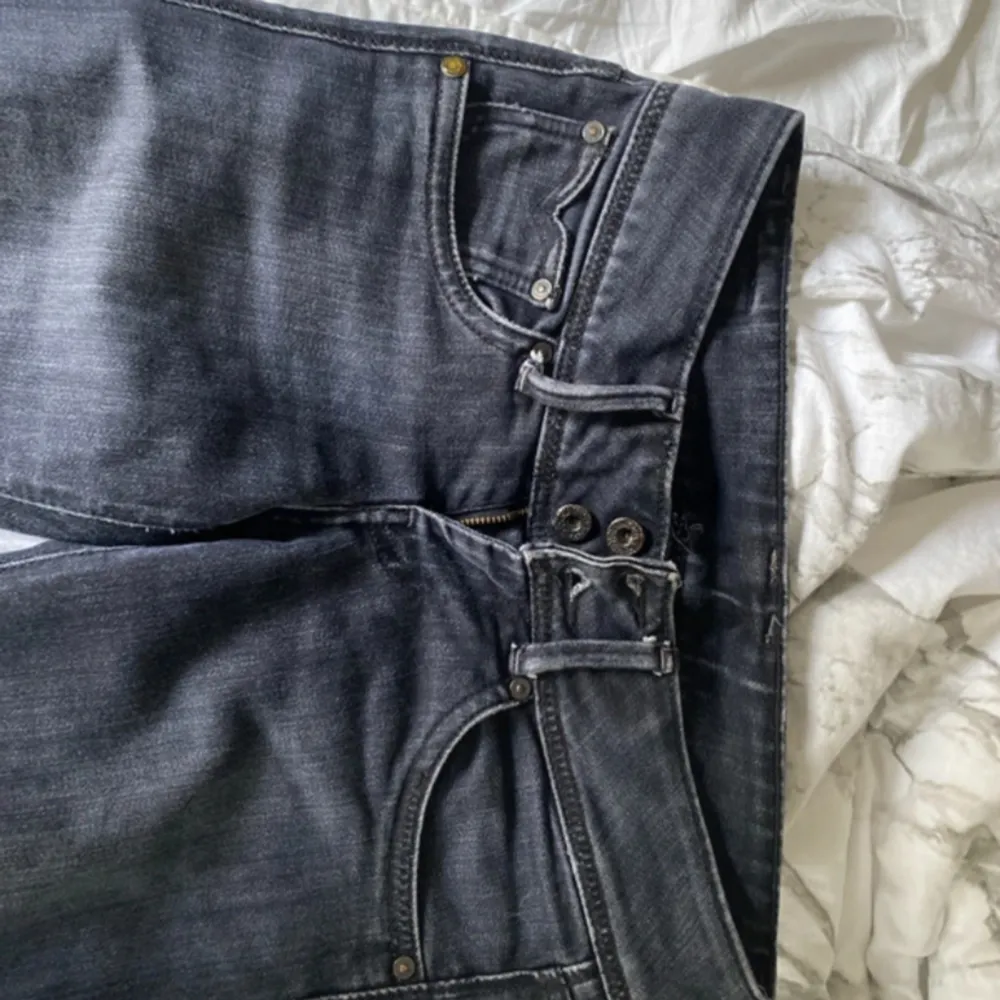 Ett par jätte snygga Pepe jeans, jag säljer för de inte sitter precis som jag vill i midjan. Midjemått: 38cm Innerbens längd: 74cm. Jeans & Byxor.