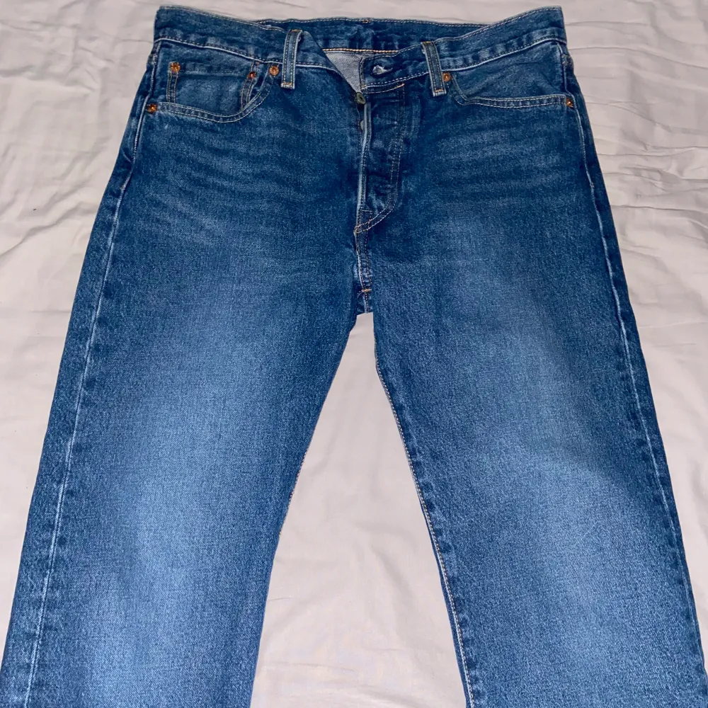 Hej säljer ett par helt nya Levis 501 snyggaste jeanse som finns. Dom är i helt nyskick då jag köpte dom utan att testa dom men dom va lite för små. W32 L32. Säljer dom betydligt billigare än jag köpte dom eftersom jag inte har användig av dom.. Jeans & Byxor.