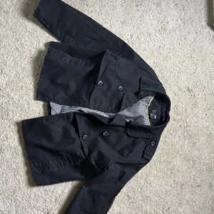 Svart trenchcoat  - Svart trenchcoat ifrån H&M köpt Ifrån Vinted. Passar jätte fint till Stockholms stil! ❤️❤️