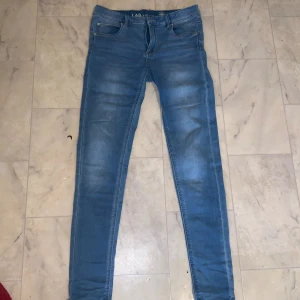 Blå lågmidjade jeans - Ett par blå lågmidjade skinnyjeans som sitter som en smäck, knappt använda😍