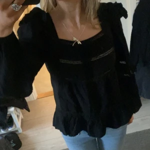 Svart blus - Svart jättefin blus från VILA med detaljer, endast använd 1 gång, lägg prisförslag. Nypris låg på 600kr.💓