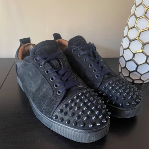 Louboutin skor - söker helst byte men kan sälja till rätt pris. Inte tvättade på bilden