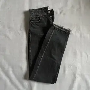 Ett par gråa midwaist jeans från Zara, de är raka i modellen🤍