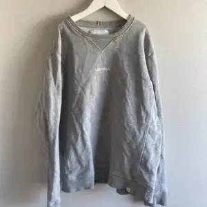 Säljer denna feta ljusgråa sweatshirten. Perfekt nu till sommaren eftersom den är lite tunnare än vissa andra sweatshirts. Den är i bra skick. Pris kan diskuteras 