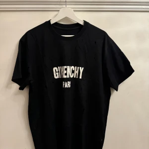 Givenchy  - T-shirt   OBS second hand! Äkthetsbevis finns ej. 