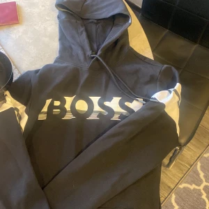 Hugo boss Hoodie  - Bra skick, använt få gånger, säljer för att den är för stor storlek xs passar m och s ( stor i storleken 