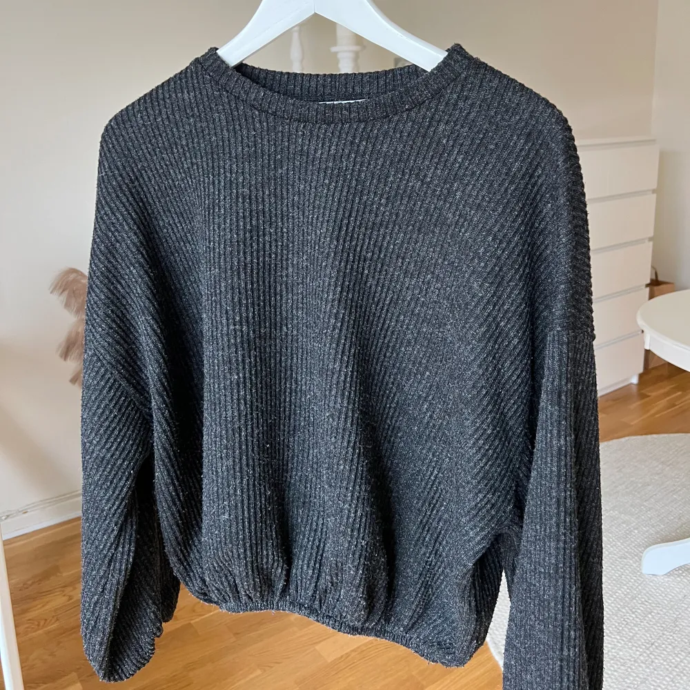 En fin grå tröja från Zara som har resår längst ner så att den går in fint mot magen 🩶 Storlek M men passar dig som har storlek S ☺️. Tröjor & Koftor.