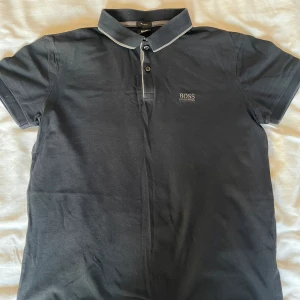 Hugo boss pique (S) - Sitter som S (500kr)