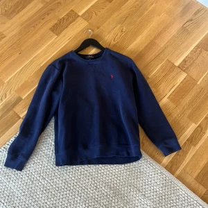 POLO RALPH LAUREN SWEATSHIRT  - Säljer nu denna polo Ralph lauren sweatshirt för den har blivit för liten Hör av er vid mer frågor eller funderingar MVH Victor