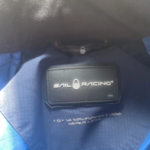 Sail racing jacka - tja säljer denna fina jacka då jag tröttnat passar perfekt just nu i vår ser tjockare ut ön vad den är, storlek 170 men passar till 170-180 skulle jag säga då min egen lång. postar samma dag✌️