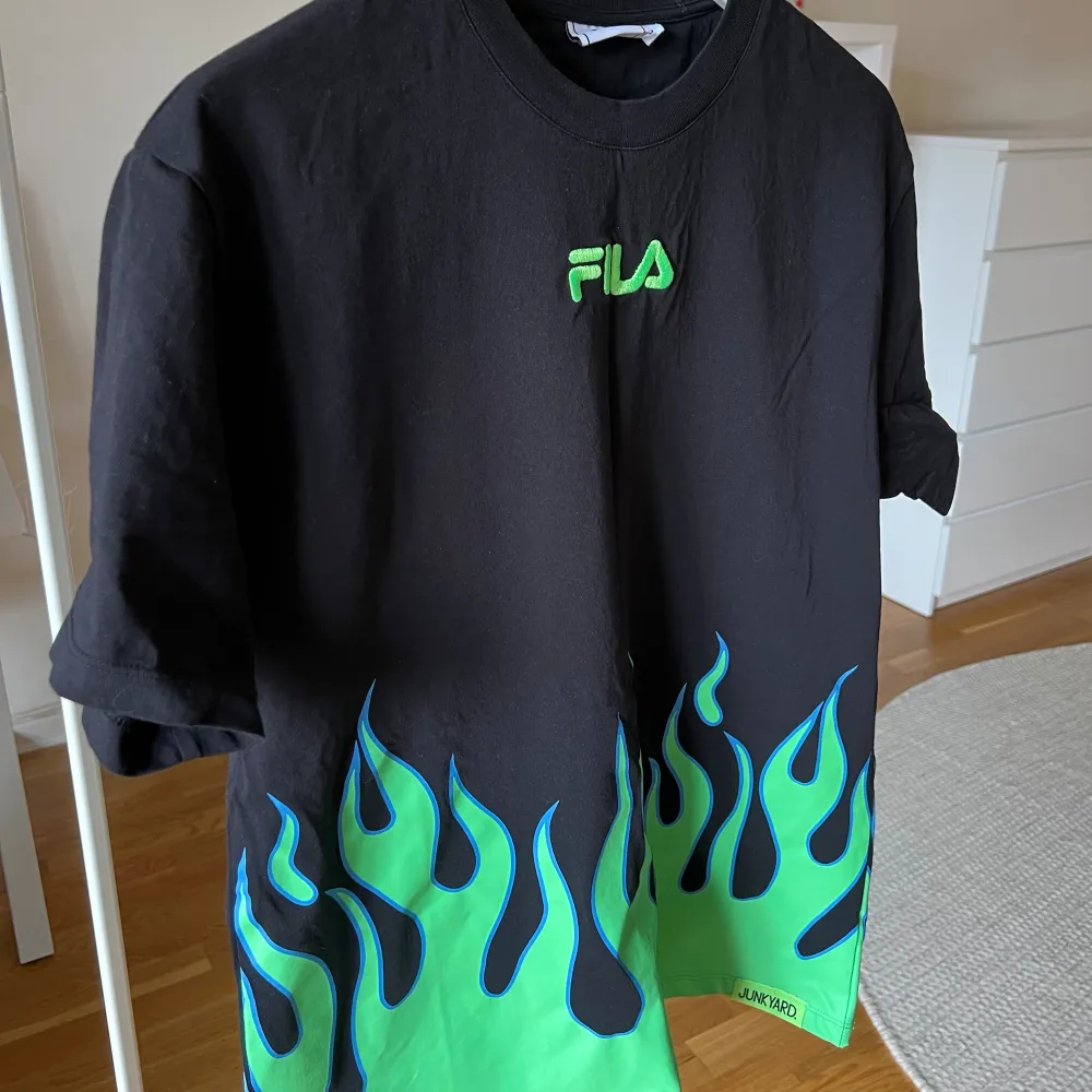 En super häftigt t-shirt från Fila x Junkyard med gröna eld lågor på 🔥💚. T-shirts.