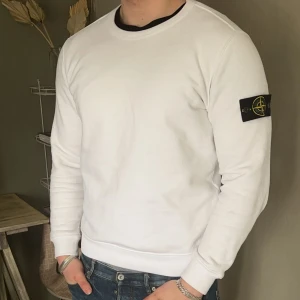 Stone Island Sweatshirt - Säljer en feeeet stone island sweatshirt. Den är i princip helt ny, om man avser från en liten fläck som jag kan skicka bild på vid intresse