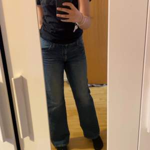 Snygga jeans från hm och de är helt slutsålda!, knappt använda och köpte de för ett par månader sen. Storlek 38 men passar perfekt till mig som är en 36 (är 170cm lång)💗  ord pris:250kr, För mer info eller egna bilder skriv till mig privat💗