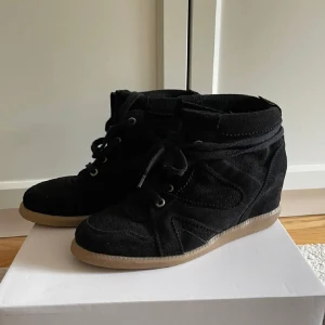 Isabella Marant  - Säljer mina Isabella marant liknande skor som är identiska till originalet💕 använda få gånger och är i väldigt bra skick! Nypris 2200kr samt lite små i storlek så passar 40/41💗