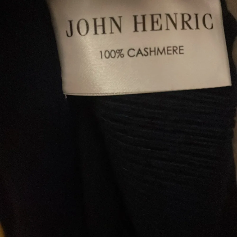 Säljer denna riktigt snygga cashmere tröjan från John Henric. Den är endast provad alltså är skicket 10/10. Nypris 2199. . Stickat.
