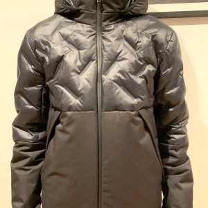 Emporio Armani jacka  - Tech jacka i väldigt bra skick. Nästan aldrig använd. Köptes original för ett halvår sedan. 