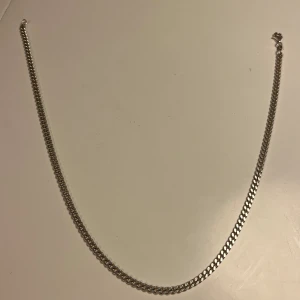 Äkta Sliver Kedja - Äkta Pansar Länk i Silver köpt från Guldfynd. Det är 925 silver alltså 92,5% silver och sedan 7,5% andra metaller vilket är den mest hållbara och bästa silver varianten. Den är 40cm lång och länkarna är 4mm. Nypris är cirka 899kr hos Guldfynd! Ha det