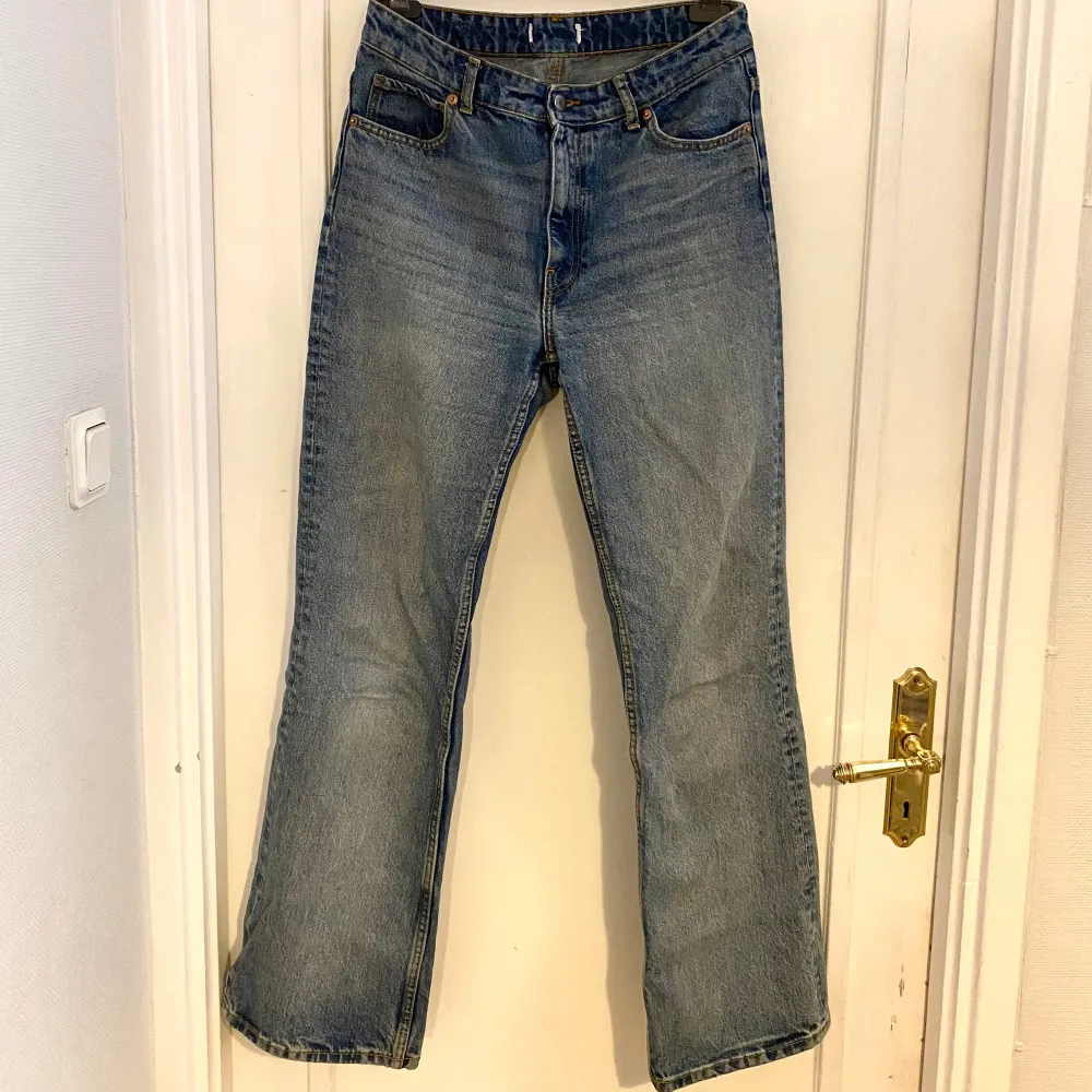Slutsålda jeans från HM. Fint skick. Krympt lite i tvätten därför skulle jag säga de är 38/40 istället för 40💙. Jeans & Byxor.