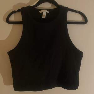 Svart bas linne från H&M, säljer för att det är för kort för mig, använt 1 gång, storlek M. Kom med prisförslag!🖤