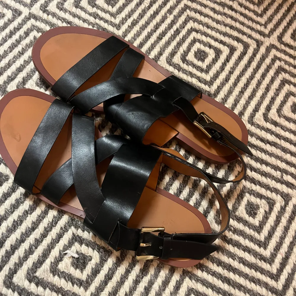 Hm sandaler i storlek 37. De är väldigt nya i skicket och jättefina på sommaren. De har blivit försmå men hur fina som helst på. 🫶🏻. Skor.