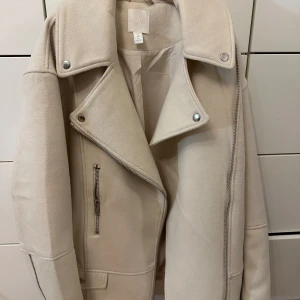Oversized bikerjacka - Oversized bikerjacka från hm i storlek XS, använd fåtal gånger
