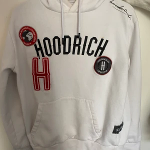 Hoddie  - Fint sick,tyvärr en defekt på armkanten som jag tror inte går bort. Säljer eftersom inte används så mycket ❣️