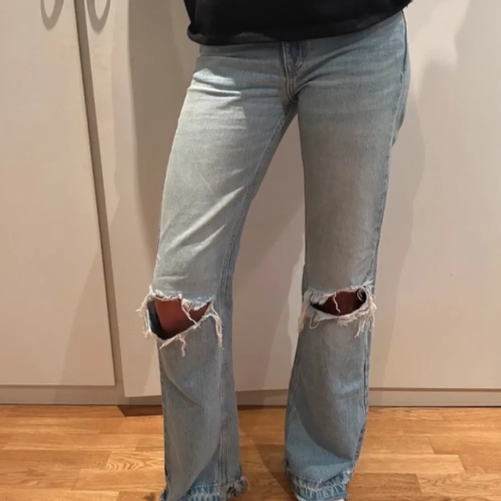 Säljer nu mina jeans som var lite för stora, köpte på Vinted men i bra skick! Bilderna är från förra säljaren💗 jeansen är ifrån pull&bear!. Jeans & Byxor.